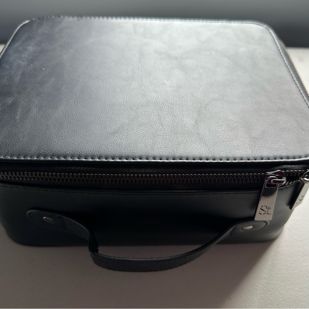 Seint makeup case and brushholder